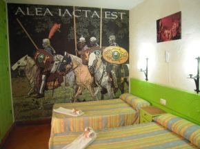 Отель Hostal Temático El Cid  Фуэнхирола